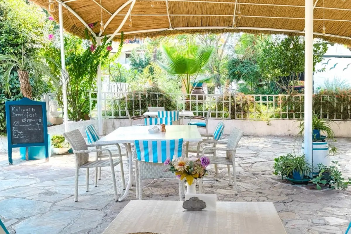 Breakfast in the garden