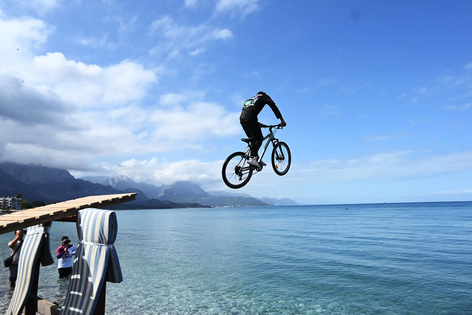 Jump at the seaside race finish