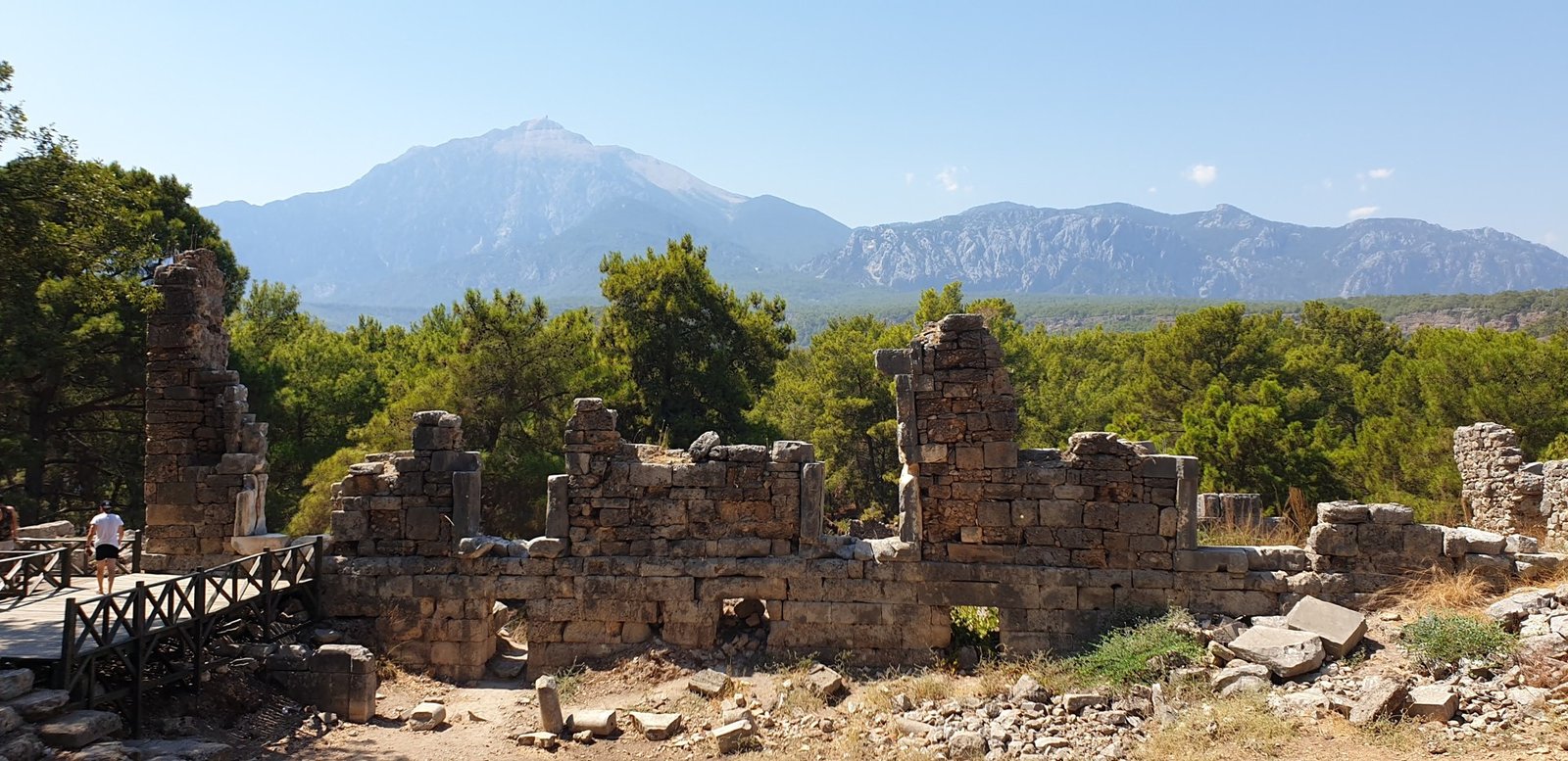 Ruinen von Phaselis vor der Bergkulisse des Tahtalı