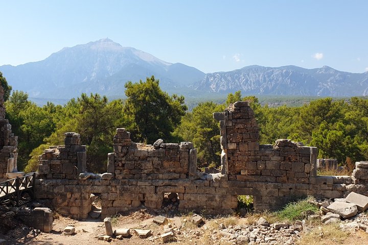 Ruinene i Phaselis med Tahtalı-fjellet i bakgrunnen