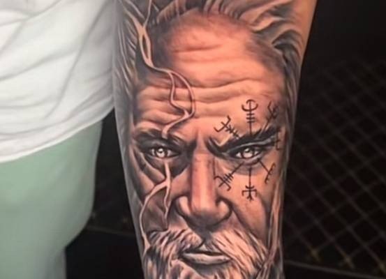 Ritratto barbuto tatuato sull’avambraccio