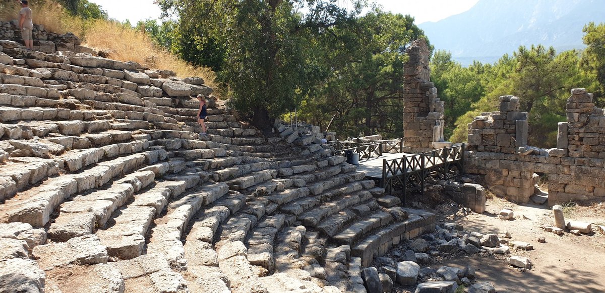 Steinerne Sitzreihen im antiken Theater von Phaselis