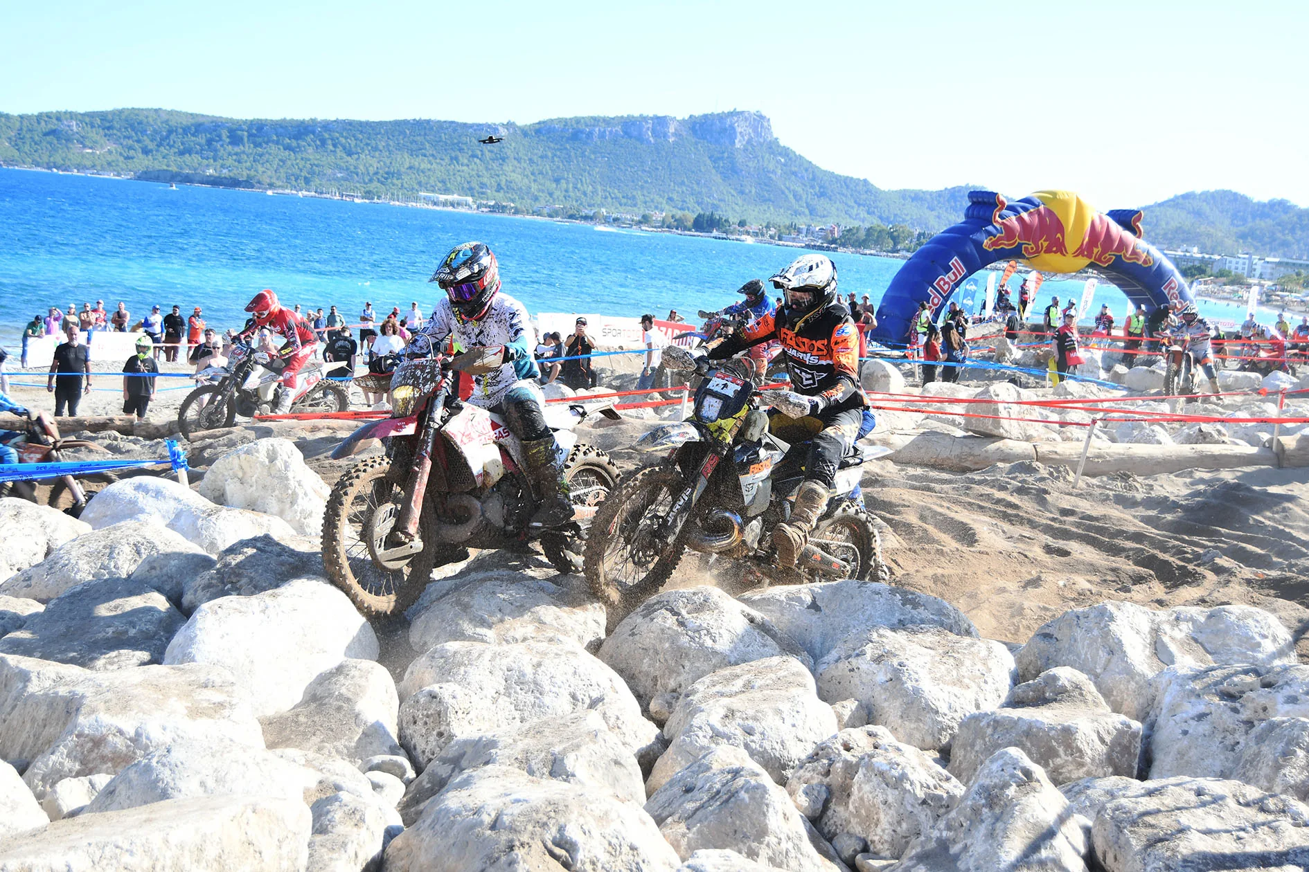 Sea to Sky 2025: riders on the rocky course beside the sea