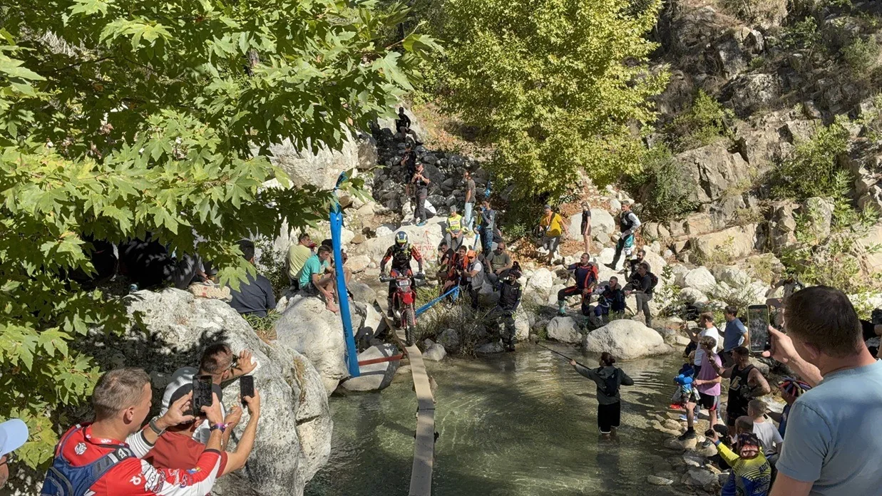 Sea to Sky 2025: fans at a water crossing