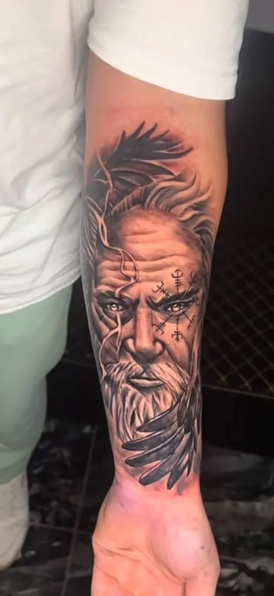 Ritratto barbuto tatuato sull’avambraccio