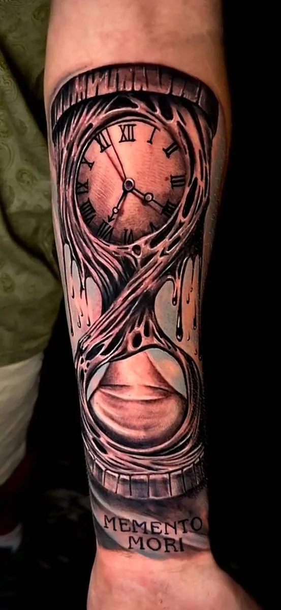 Orologio con dettagli sinuosi sull’avambraccio