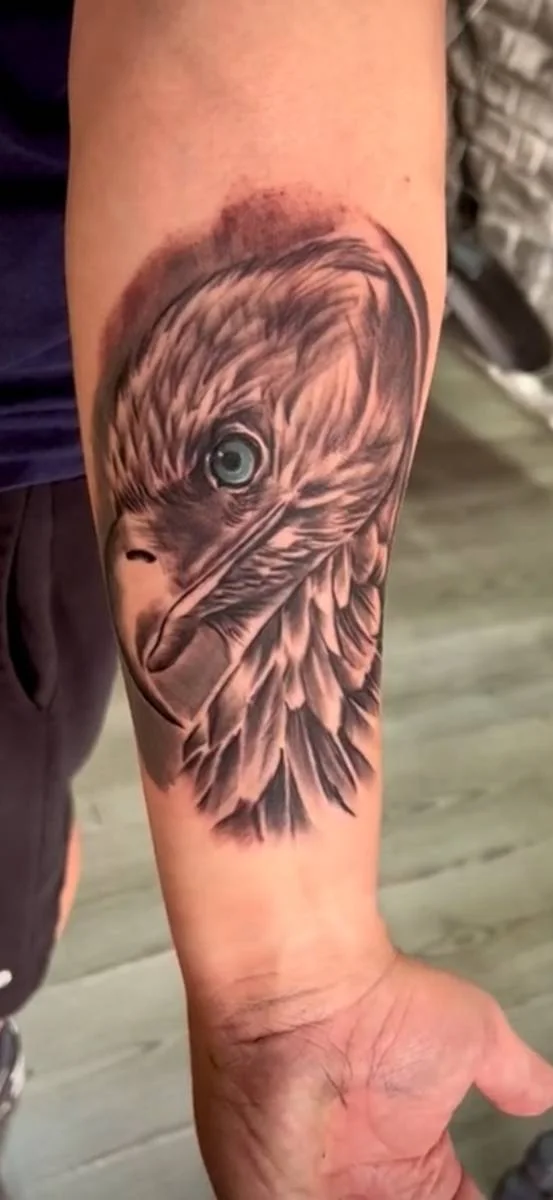 Testa di aquila tatuata sull’avambraccio